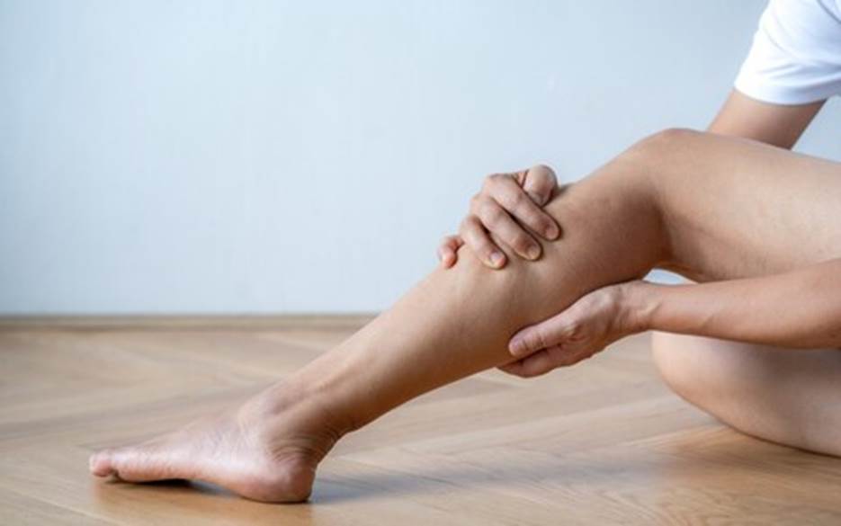 A person holding a leg Description automatically generated