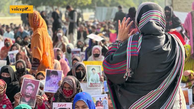 Baloch protesters stage sit-in outside #Islamabad Press Club despite police brutality - YouTube