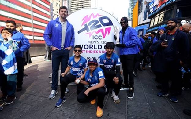 The countdown begins: Liam Plunkett and Dwayne Bravo pose for pictures to mark 100 days to go until the ICC Men's T20 World Cup 2024