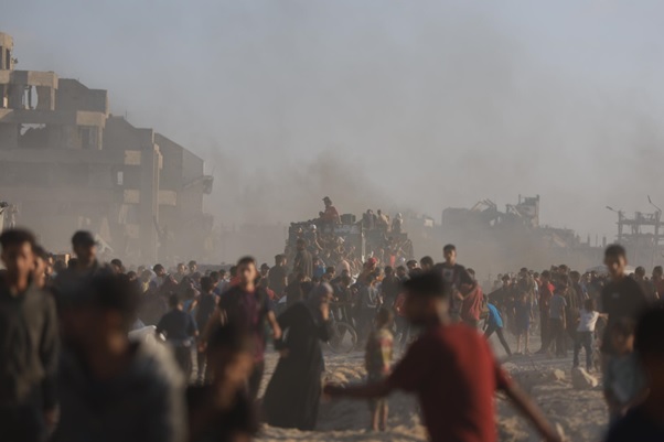 Palestinians carrying food parcels