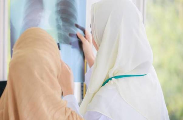 A person looking at an x-ray  AI-generated content may be incorrect.