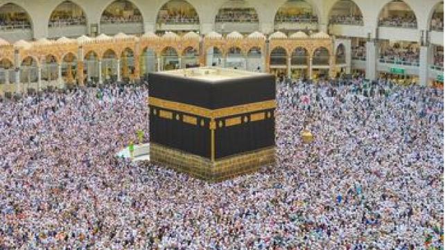 A large crowd of people in a building Description automatically generated with low confidence