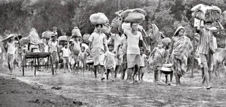 Refugees stream out of East Pakistan on the way to the Indian state of West Bengal as tensions heighten as a result of the Pakistan Army’s clampdown in March 1971. (Courtesy: Raghu Rai)