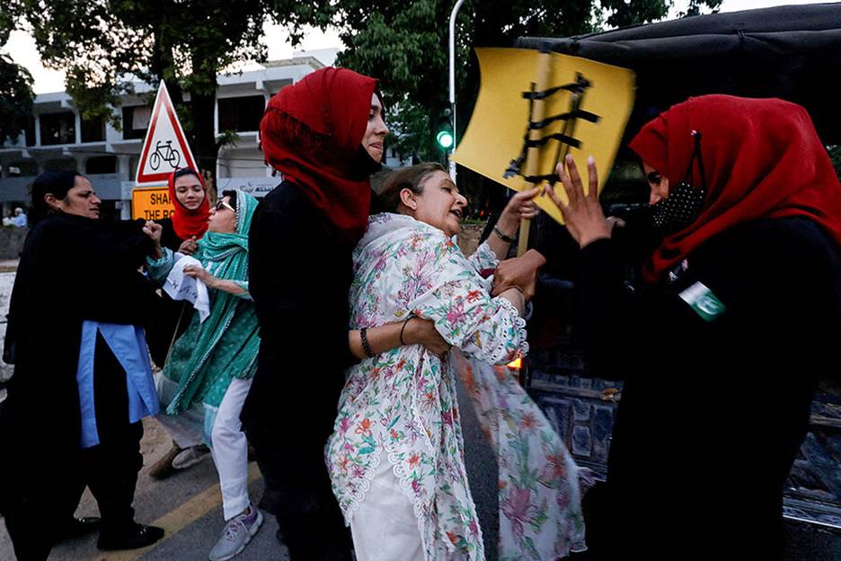 A group of people holding signs Description automatically generated with low confidence