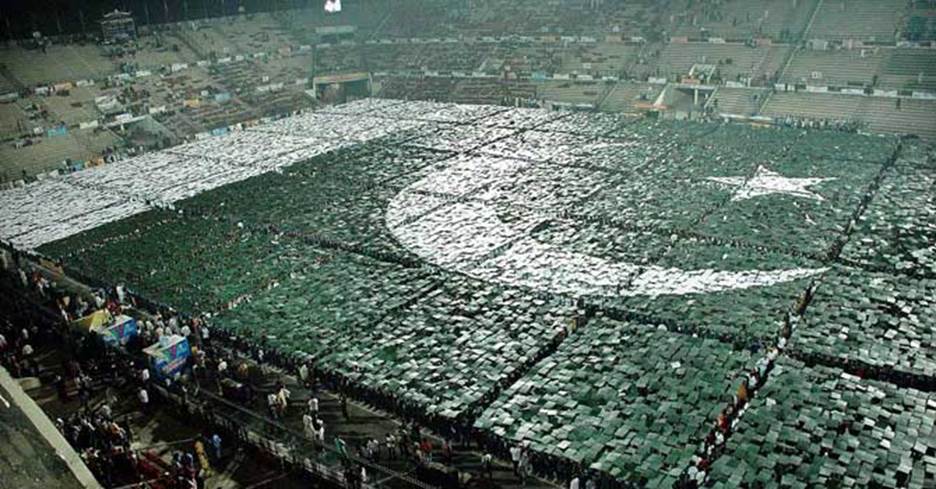 Pakistanis make world's largest human flag to set world record - Pakistan - DAWN.COM