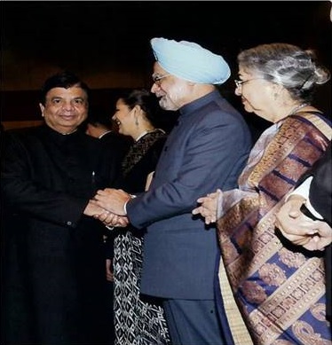 A person and person shaking hands Description automatically generated