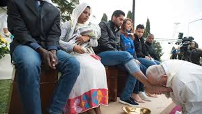 Pope Francis washes feet of migrants